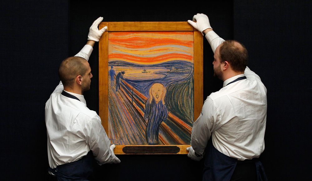 Deux hommes en gants présentent le célèbre tableau 'Le Cri' d'Edvard Munch, avec des couleurs vives et un ciel orangé en arrière-plan.